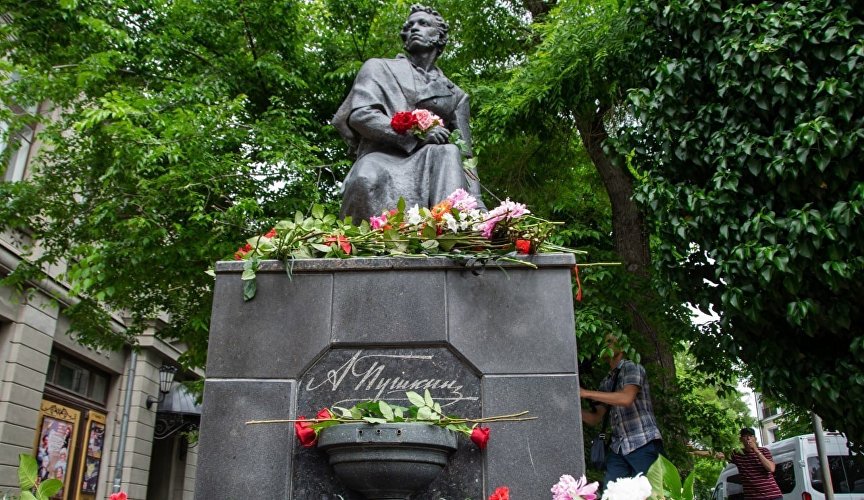 Возложение цветов к памятнику Александра Пушкина в Симферополе