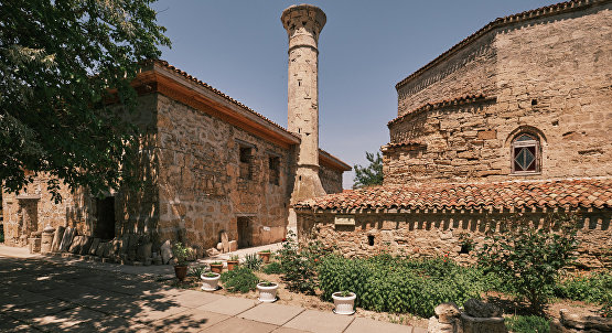 400-летний минарет и мечеть Джума-Джами на территории ансамбля «Текие дервишей»