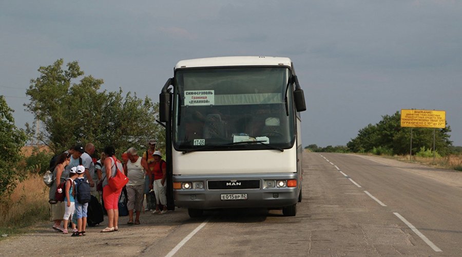 Автобус официального оборотного маршрута от Симферополя до границы с Украиной
