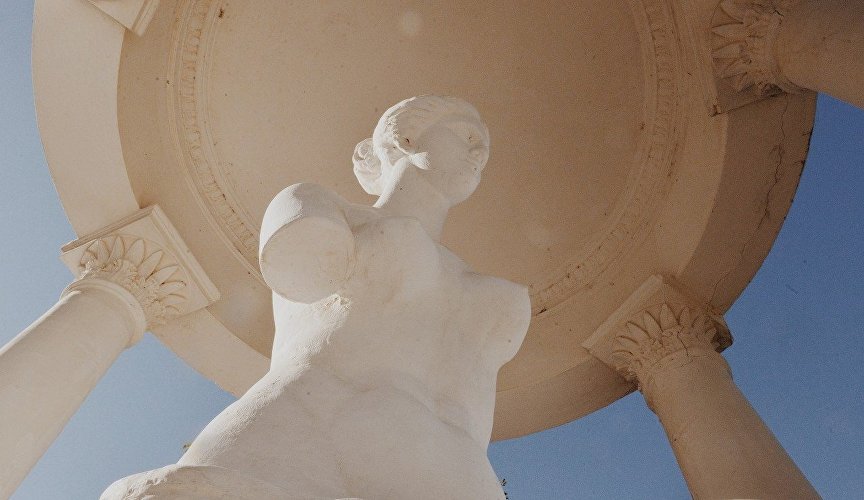Копия скульптуры Венеры Милосской в беседке у  дачи "Милос" в Феодосии