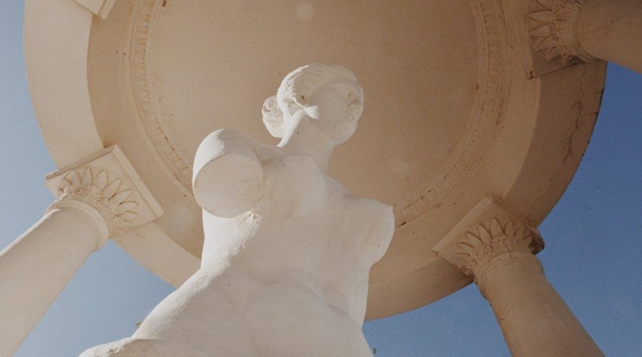 Копия скульптуры Венеры Милосской в беседке у  дачи "Милос" в Феодосии