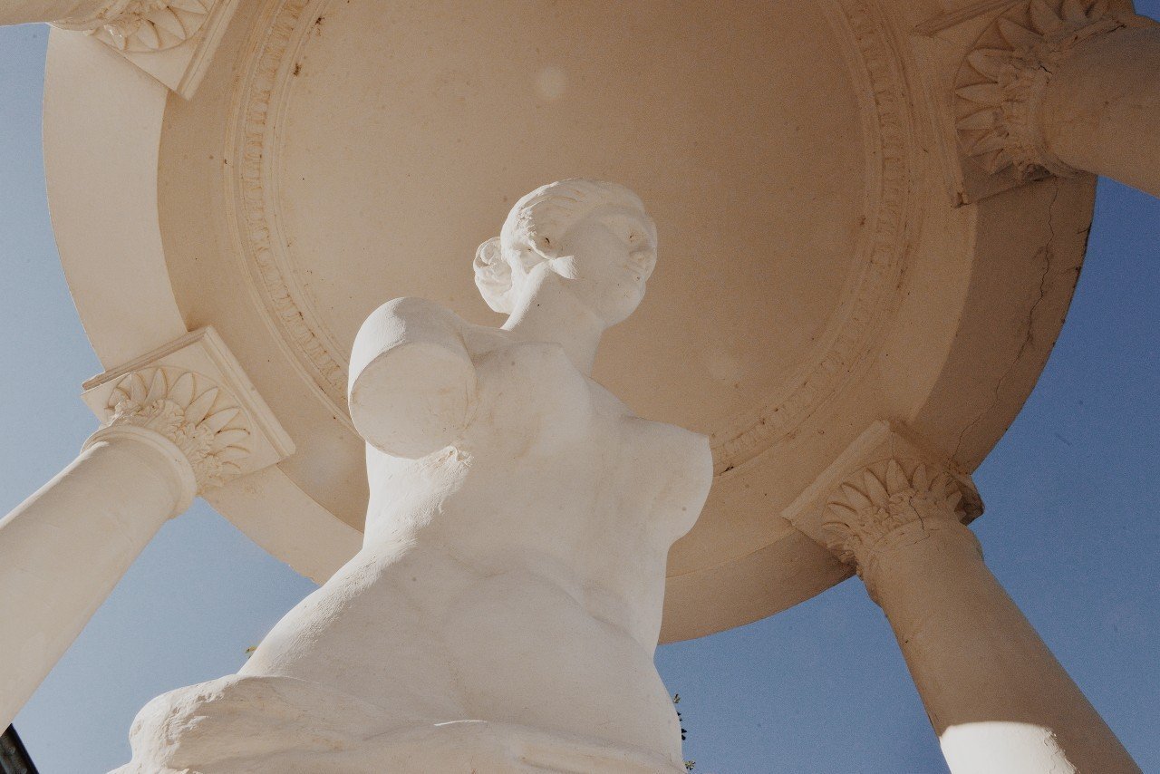 Копия скульптуры Венеры Милосской в беседке у  дачи &amp;quot;Милос&amp;quot; в Феодосии