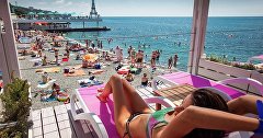 Девушка отдыхает на Массандровском пляже в Ялте