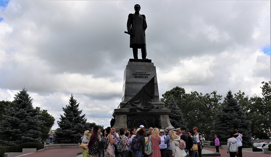 Экскурсия у памятника адмиралу Нахимову в Севастополе