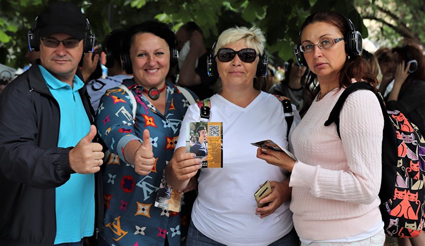 Участники бесплатных курсов повышения квалификации экскурсоводов на иммерсивной экскурсии в Севастополе