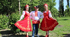 Люди в русских национальных костюмах