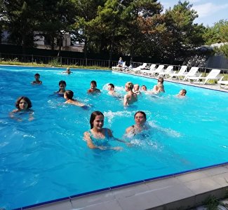 Частичка Крыма с собой: дети из ЛНР увезли домой подарки от крымских производителей