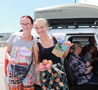 Автотуристов в Крыму встретили персиками и спецпредложениями от отелей