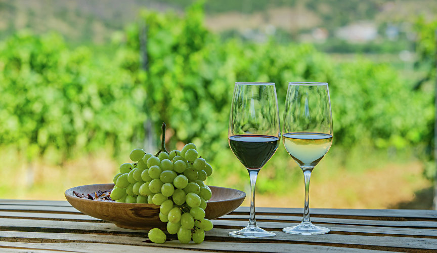 Виноград и бокалы с вином 