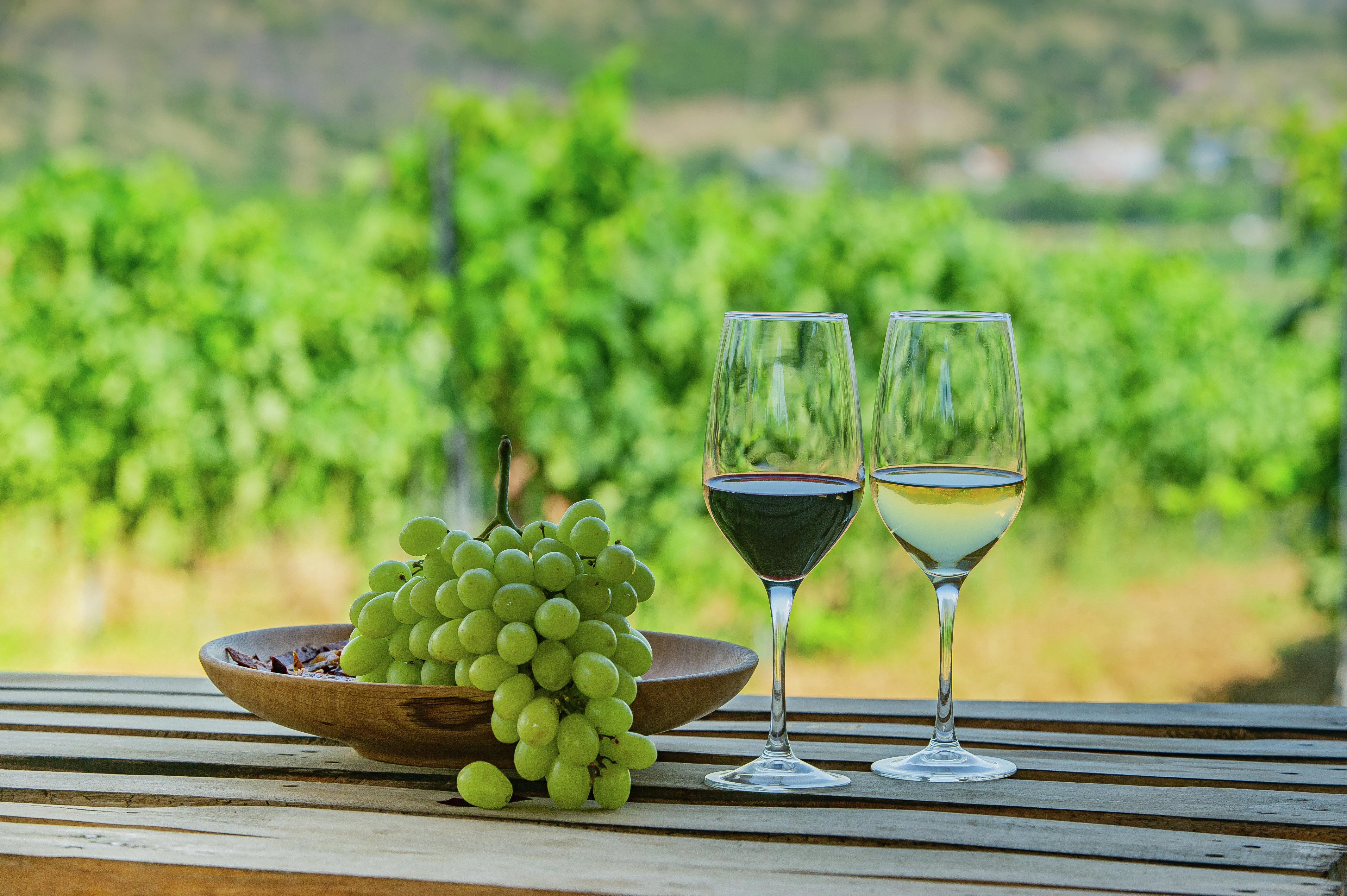 Виноград и бокалы с вином 