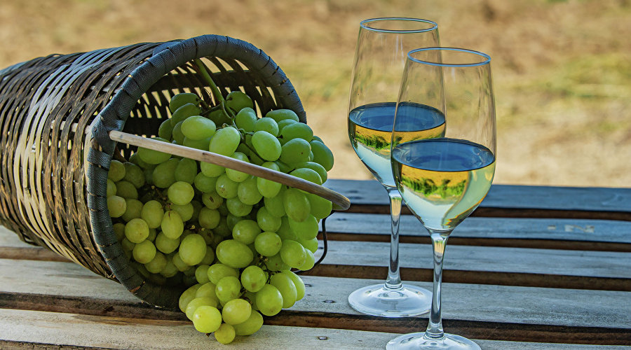 Виноград и бокалы с вином
