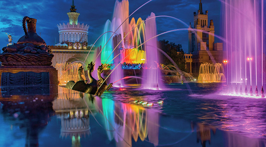 Вид на фонтан «Каменный цветок» и Музей славянской письменности «Слово» ночью