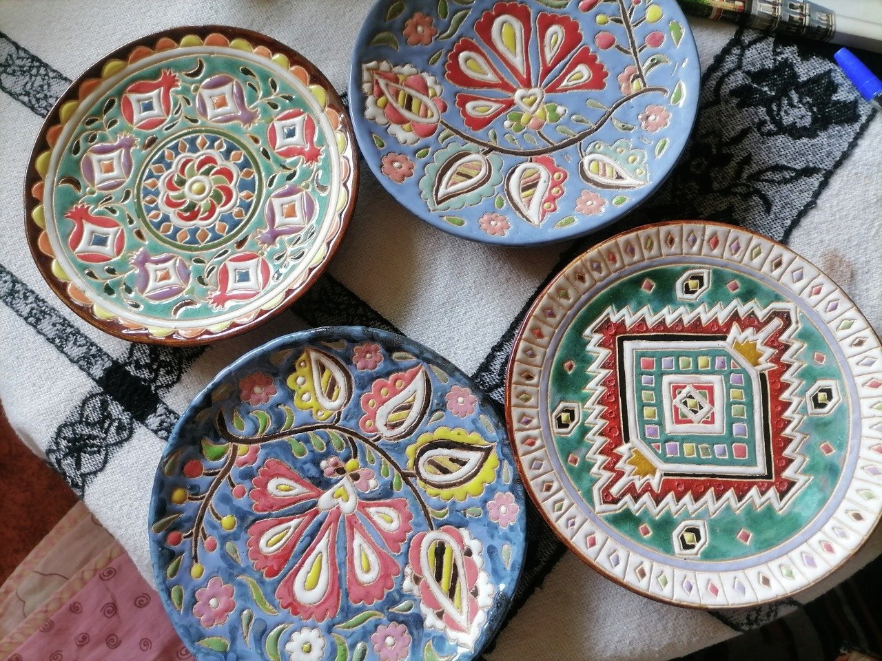 Декоративные тарелки с национальным орнаментом