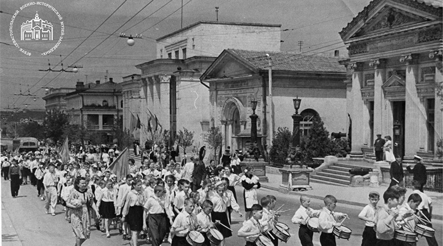 Старая фотография севастопольских пионеров