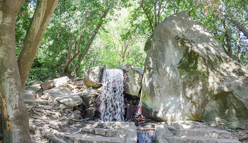 Водопад «Вольный стрелок» в парке Воронцовского дворца в Алупке