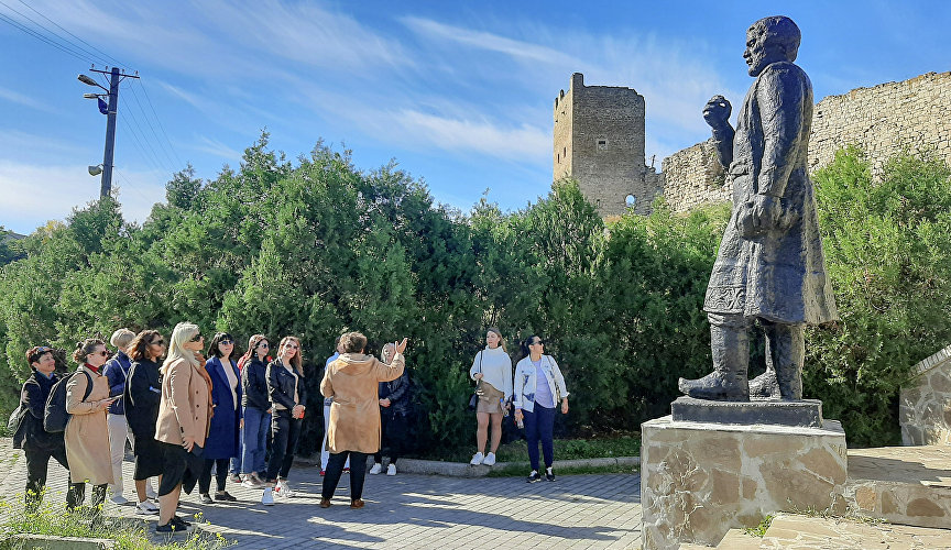 Памятник Афанасию Никитину в Феодосии