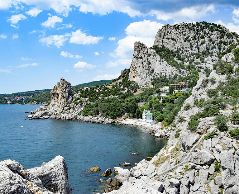 Скала Крыло лебедя и гора Кошка