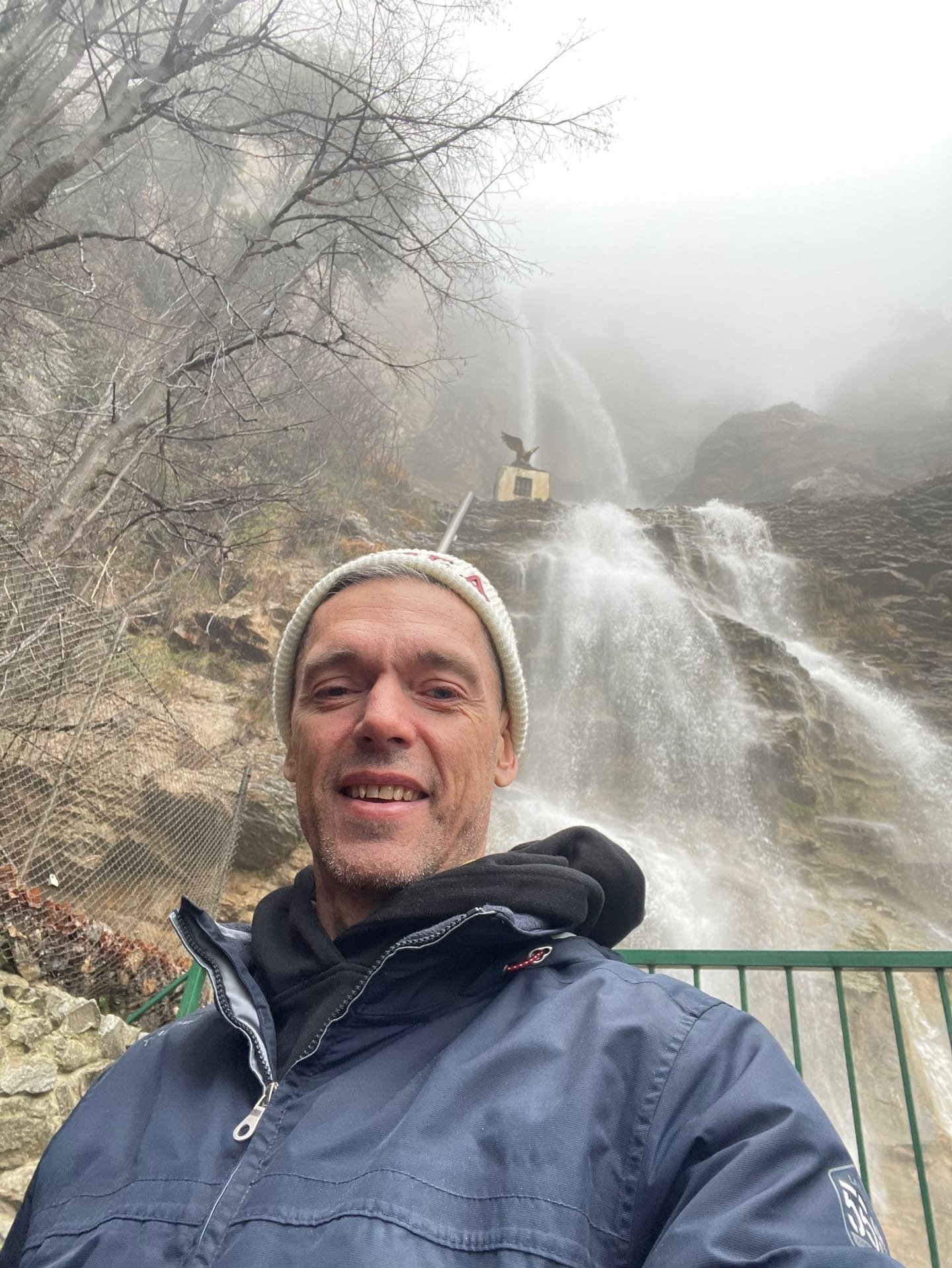 Актер и телеведущий Михаил Мамаев на фоне водопада Учан-Су