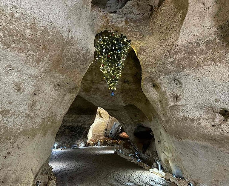 Елка в пещере «Таврида»