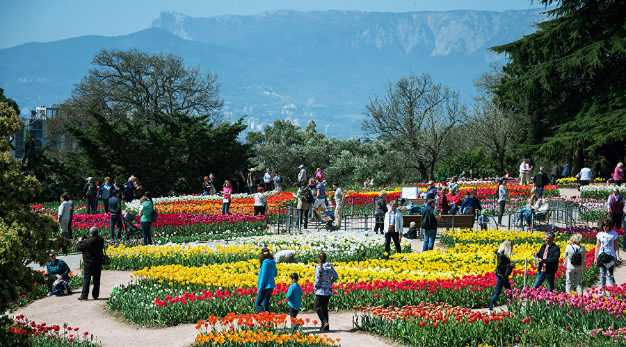 Посетители на открытии выставки «Парад тюльпанов» в Никитском ботаническом саду в Крыму