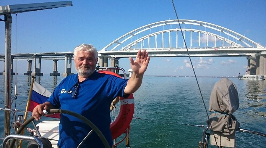 Виктор Анищенко возле Крымского моста