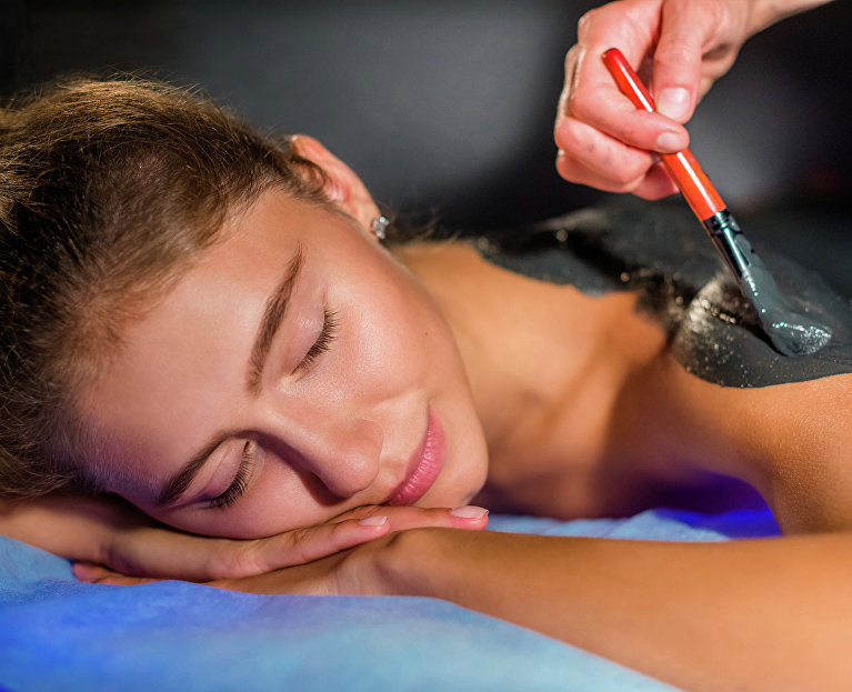 Девушка в Центре грязеомоложения отеля Yalta Intourist 