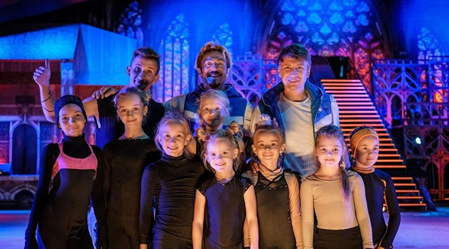 Звёзды ледового шоу "Ромео и Джульетта" провели мастер-класс для детей в Ялте