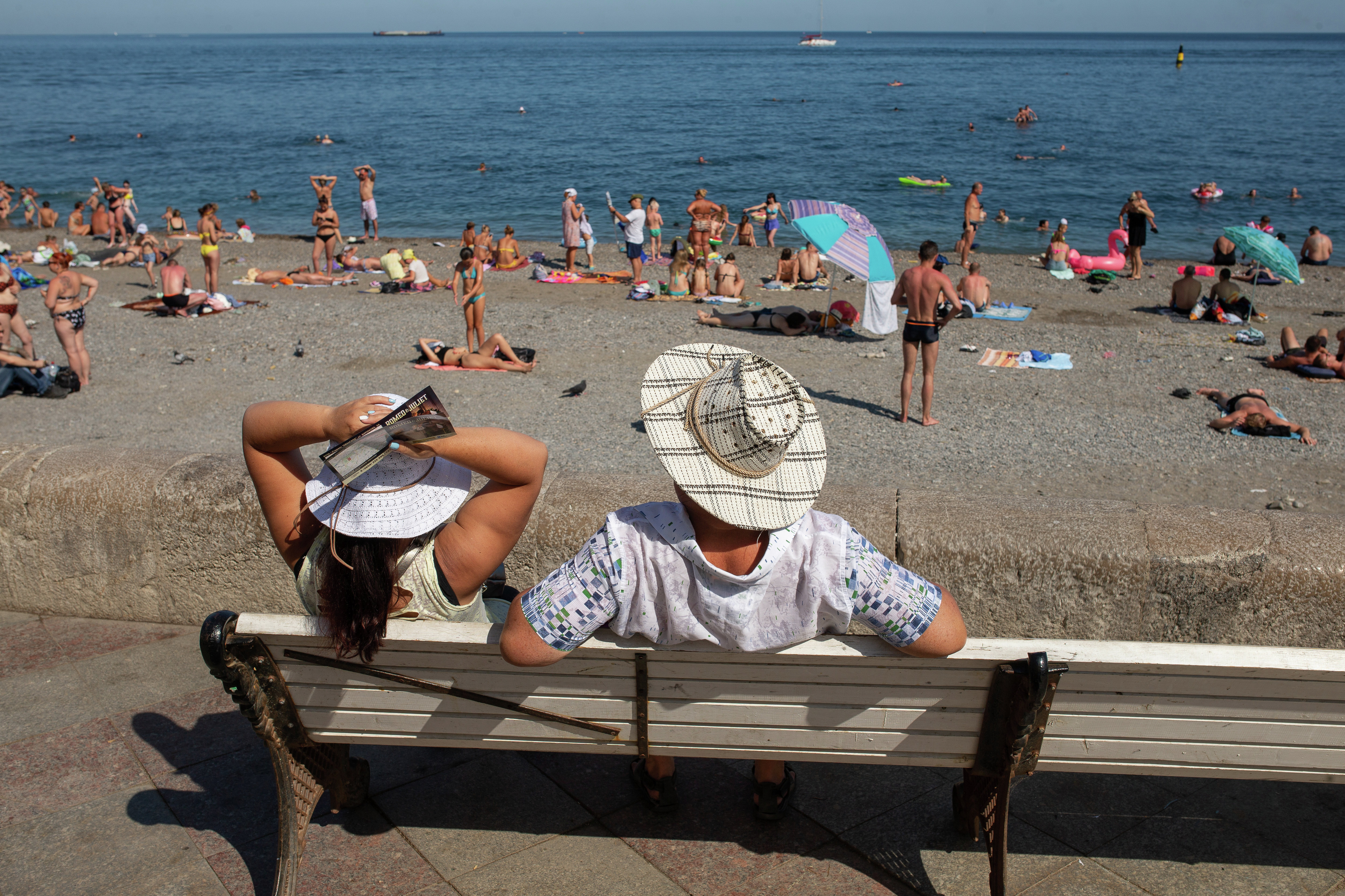 Отдыхающие на одном из пляжей Ялты