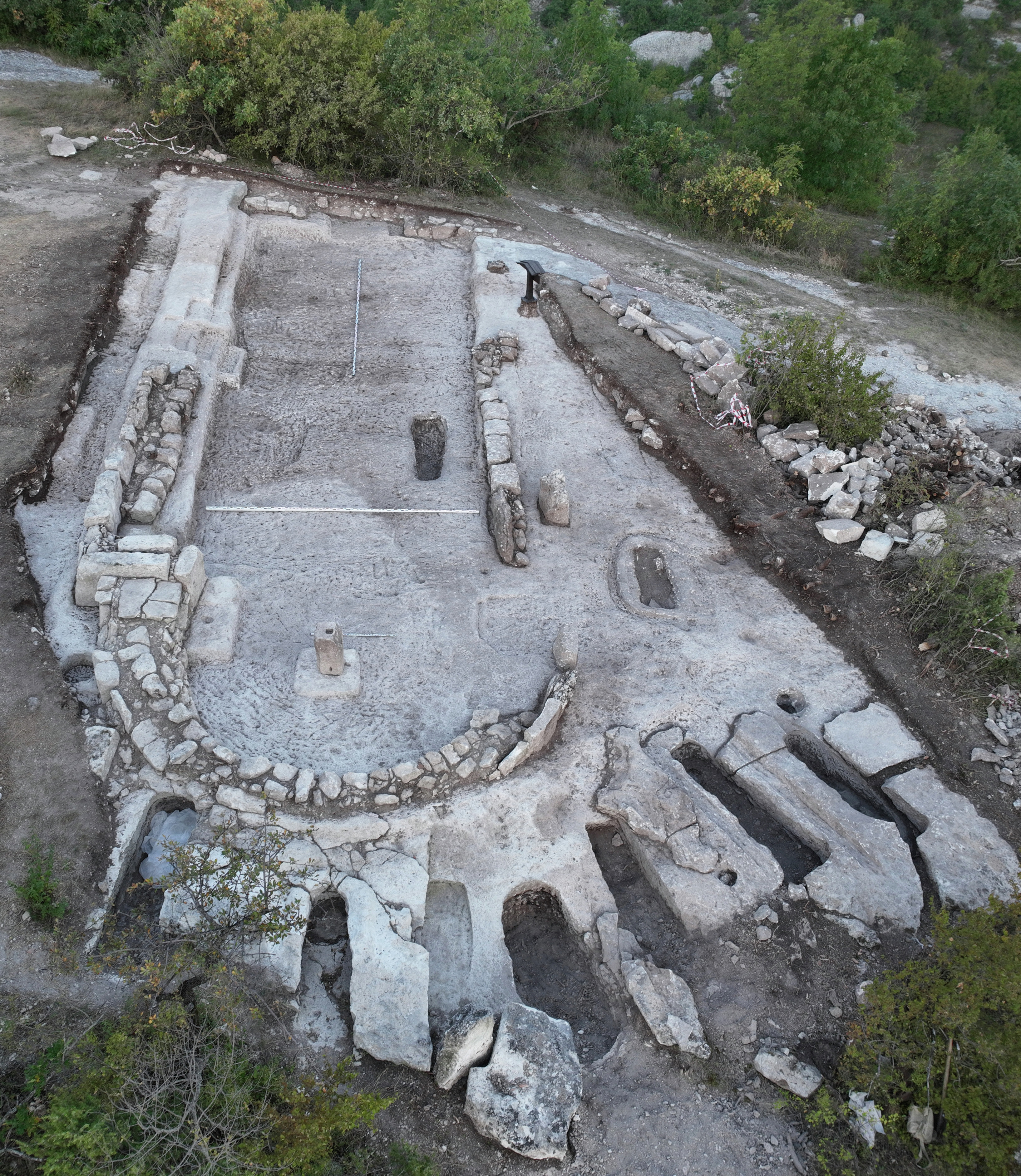 Обнаруженный в пещерном городе Эски-Кермен христианский храм 