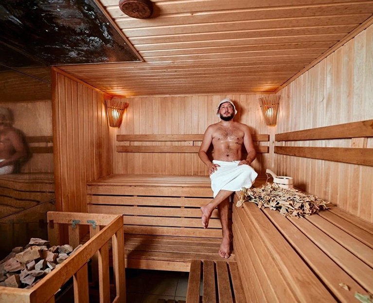 Мужчина в спа-центре отеля