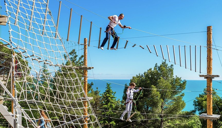 Верёвочный парк на территории отеля Yalta Intourist Green Park