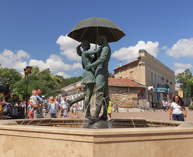 Фонтан «Пара под зонтом» и музей Грина в Феодосии 