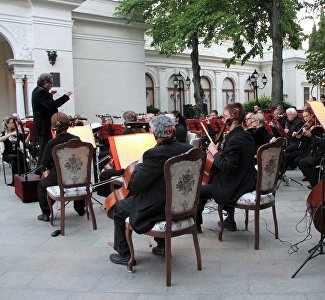 Музыкальные подарки сентября: подборка концертов во дворцах и пещерах Крыма