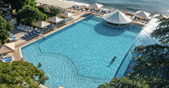 Бассейн отеля Riviera Sunrise Resort & SPA 5* в Алуште