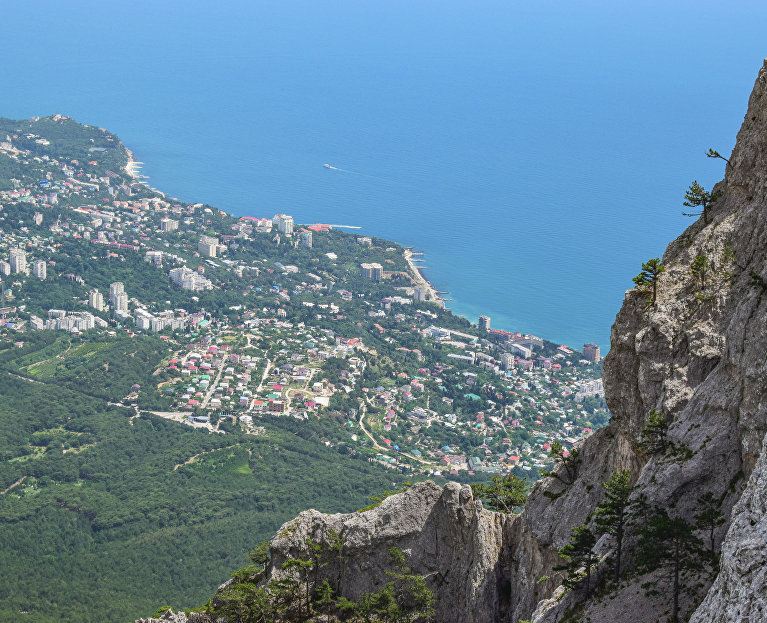 Вид с Ай-Петри на южное побережье Крыма