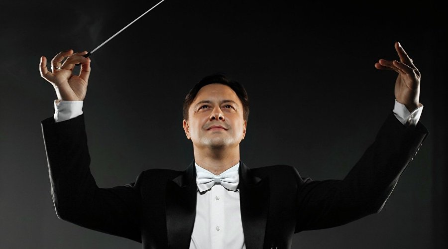 Дирижёр Крымского академического симфонического оркестра Олег Рябов