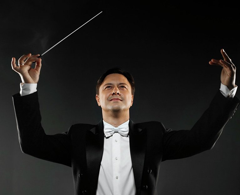 Дирижёр Крымского академического симфонического оркестра Олег Рябов 