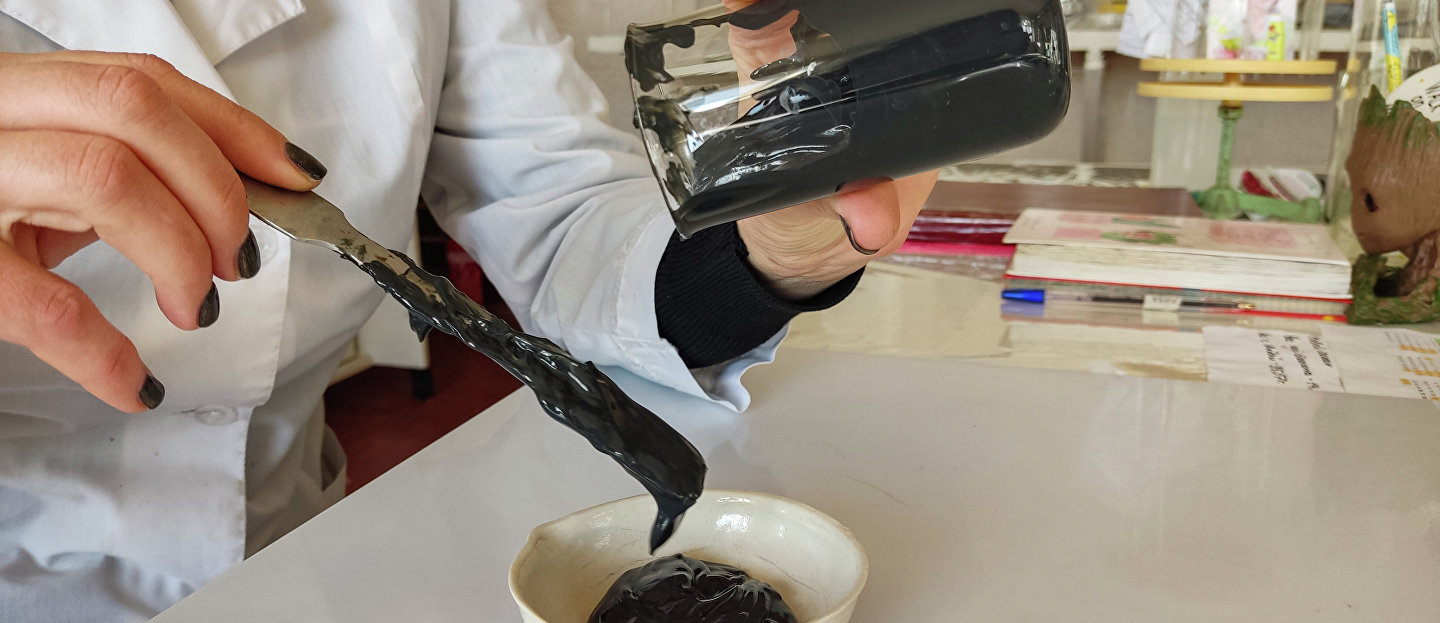 Лаборант проверяет качество сакской грязи