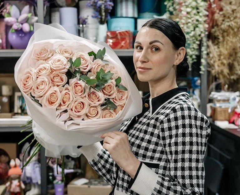 Девушка с букетом цветов