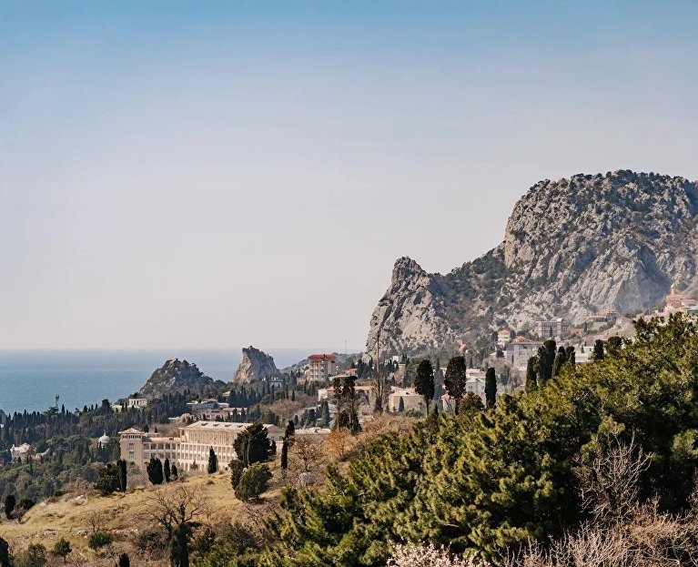 Вид со смотровой Милютинского парка в Алупке