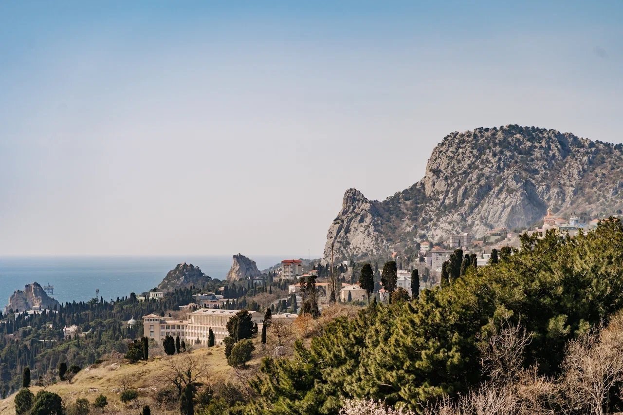 Вид со смотровой Милютинского парка в Алупке