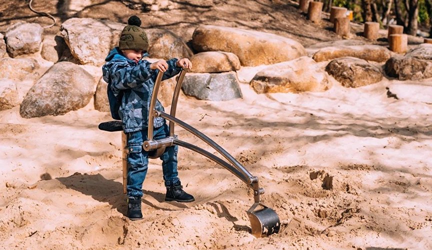 Мальчик на детской площадке в Милютинском парке в Алупке