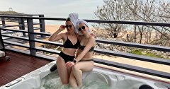 Девушки в джакузи двухкомнатного люкса в отеле Riga Village Resort 4*