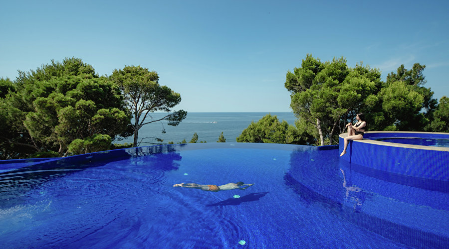 Бассейн в отеле «Крымский Бриз Hotel & Villas»