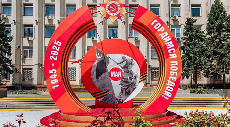Инсталляция ко Дню Победы, установленная в Симферополе