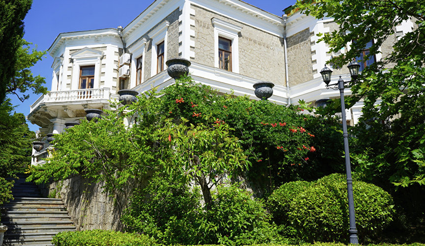 Территория санатория Foros Wellness & Park