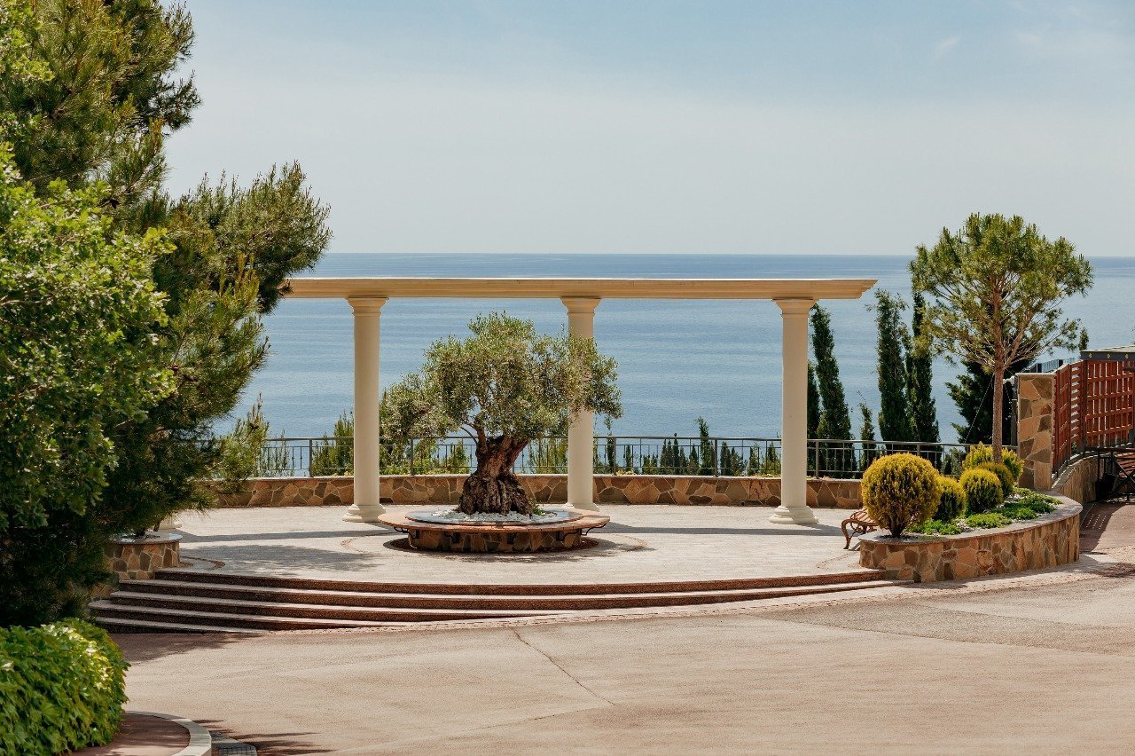 Территория отеля «Крымский Бриз Hotel & Villas» 5* в Большой Ялте Территория отеля «Крымский Бриз Hotel & Villas» 5* в Большой Ялте