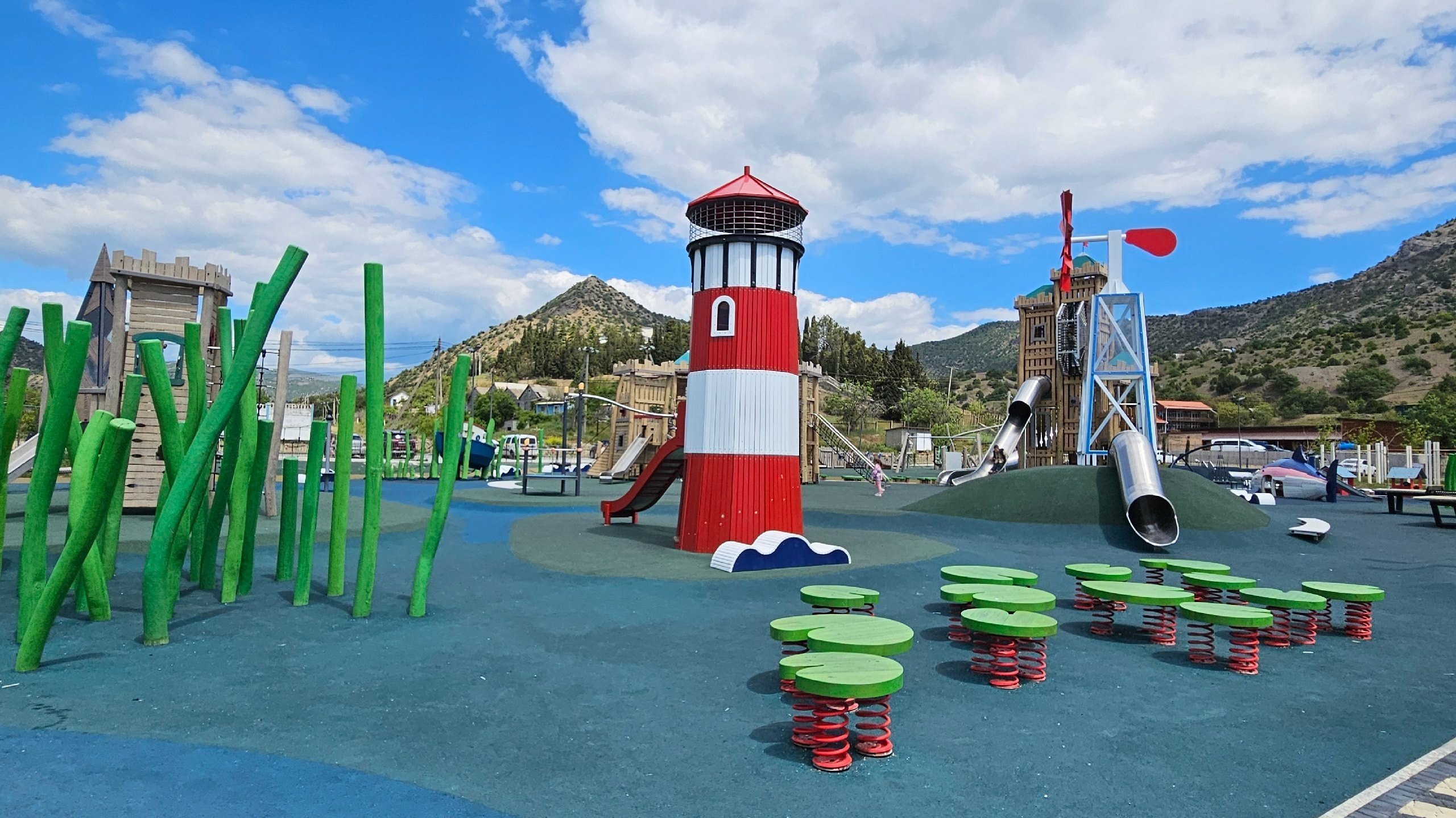 Детская площадка на набережной в селе Весёлое под Судаком