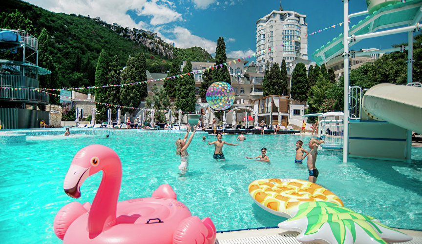 Түнде көрпе астында үйдегі секс