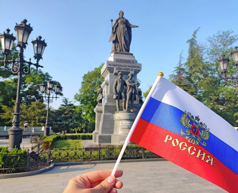 Флаг России и памятник Екатерине II
